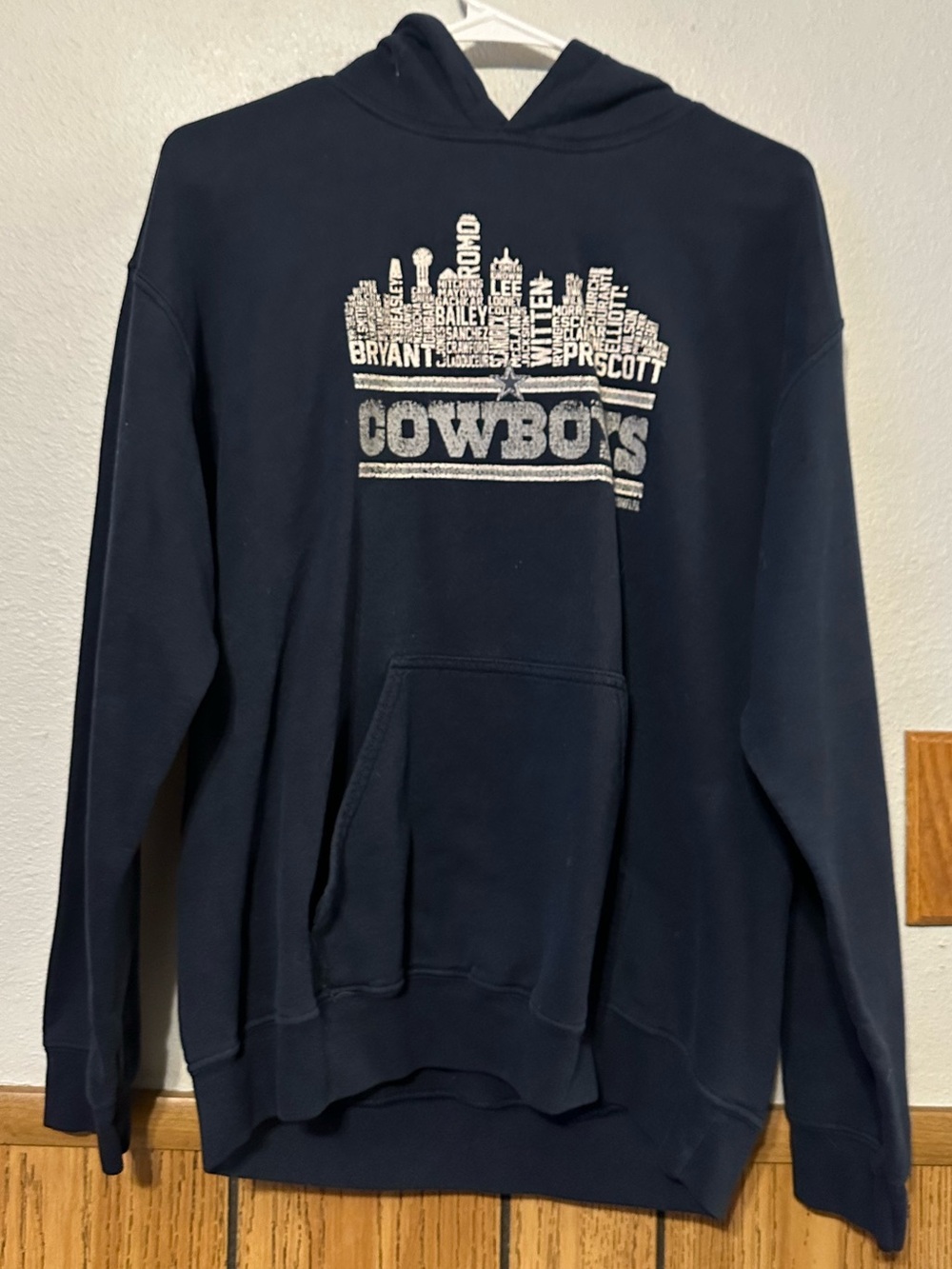 Gildan Dallas Cowboys unisex size MEDIUM Graphic Navy Hoodie Sweatshirt